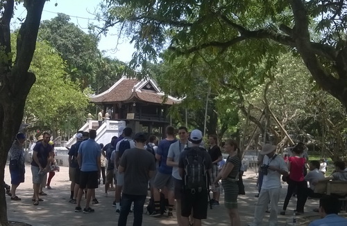 Hà Nội phố vắng, điểm vui chơi đông nghẹt ảnh 5